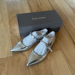 Franco Sarto pointed toe ballet flats. Silver color.
Size 8. NWT